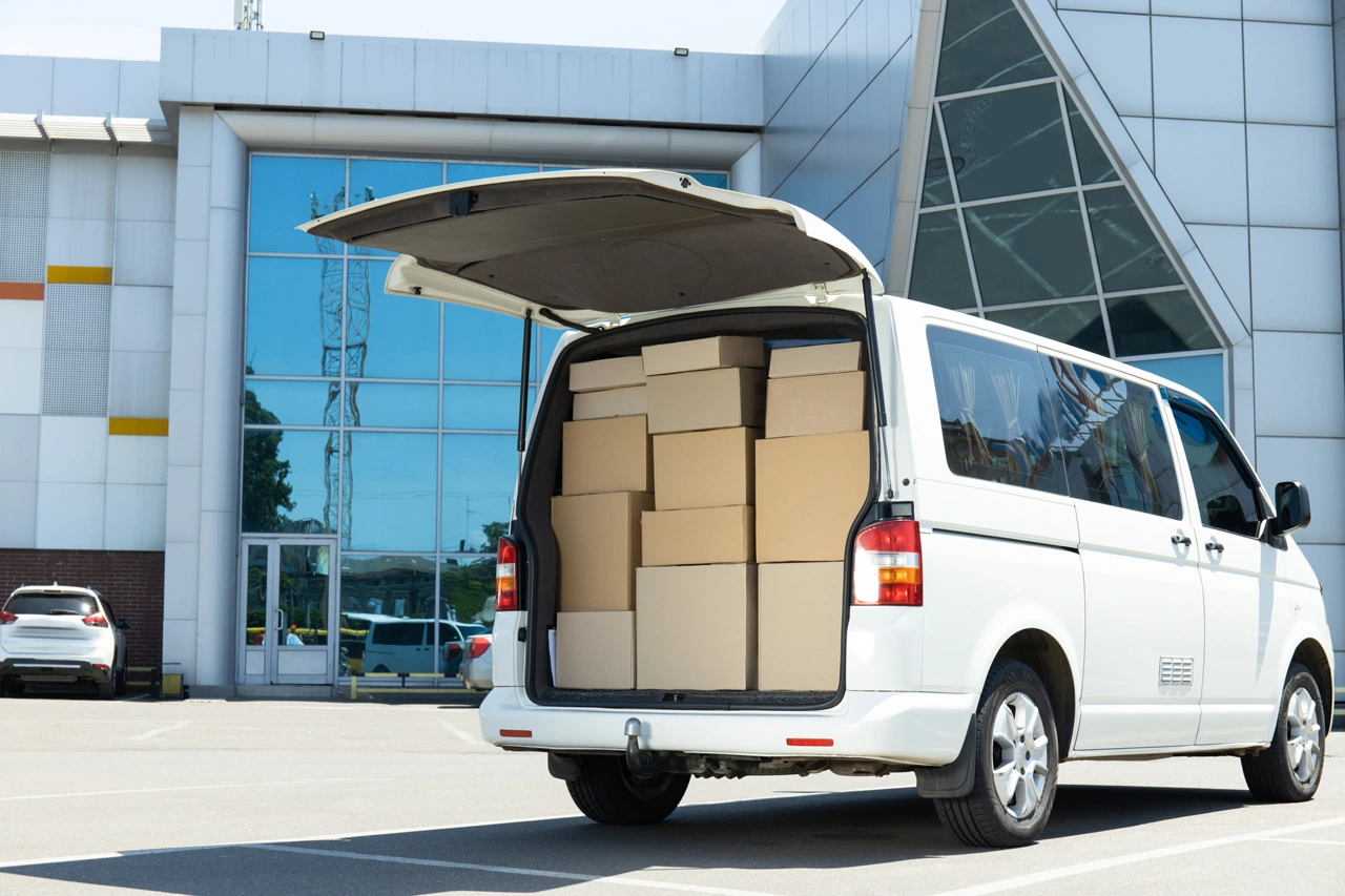 Umzugsteam belädt den Transporter in Nordhessen