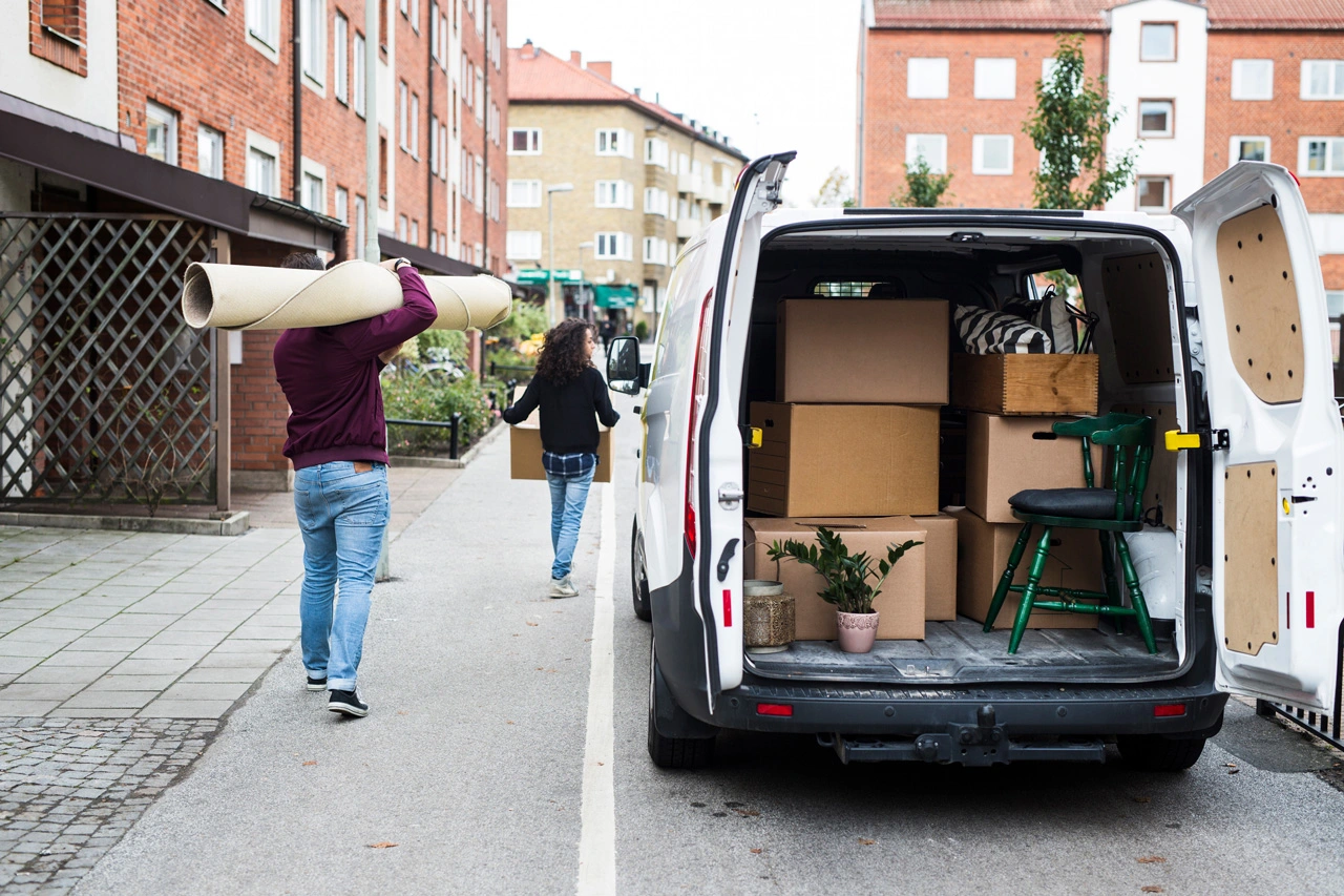 Möbel und Kartons werden aus dem Transporter entladen
