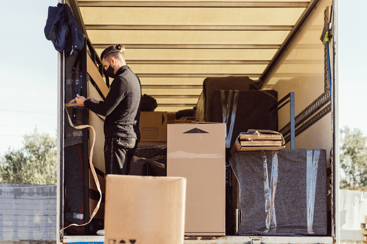 Umzugsgut wird sortiert und sicher im Transporter verstaut
